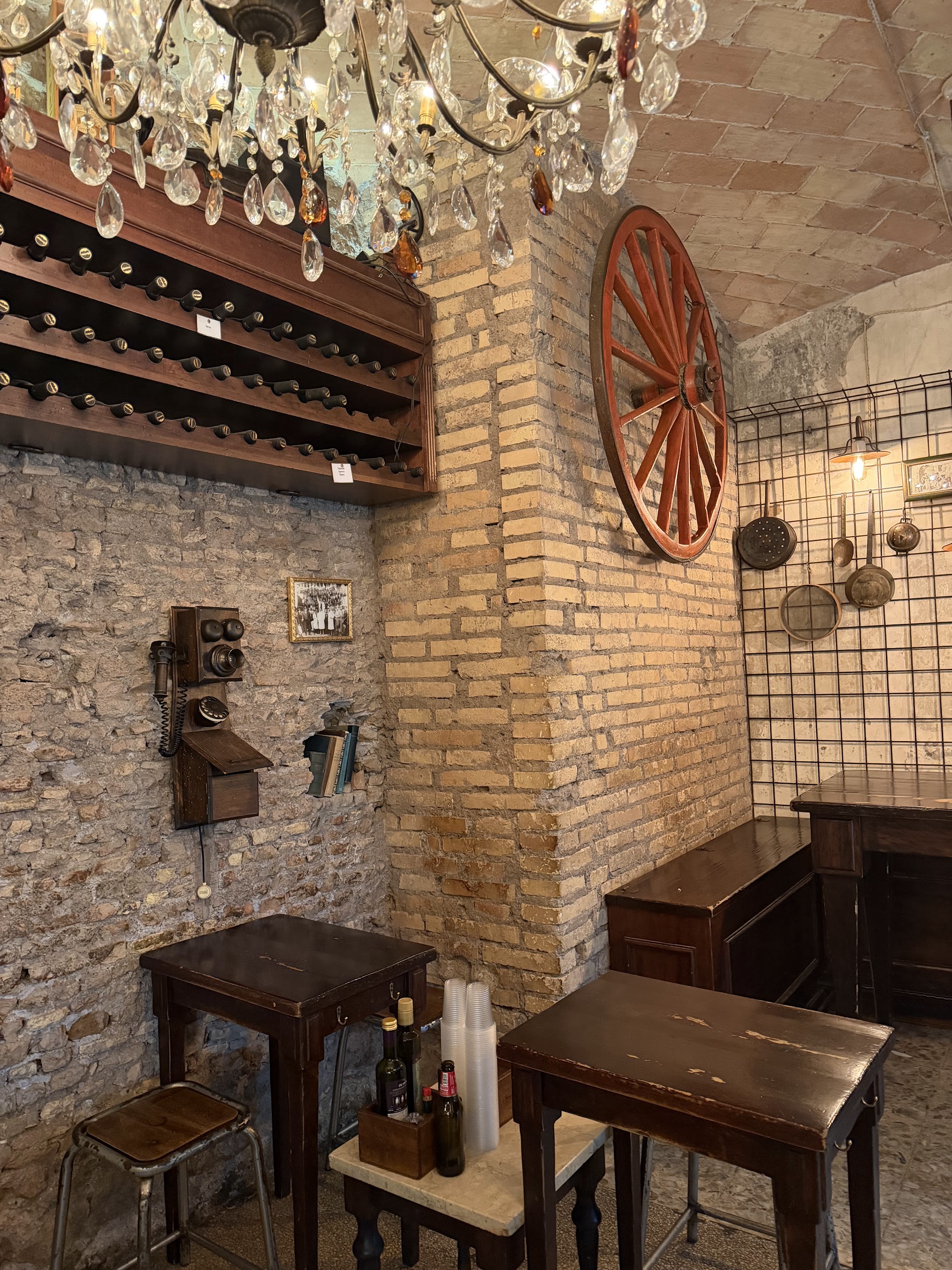 Dettagli rustici della sala interna di Pane e Salame