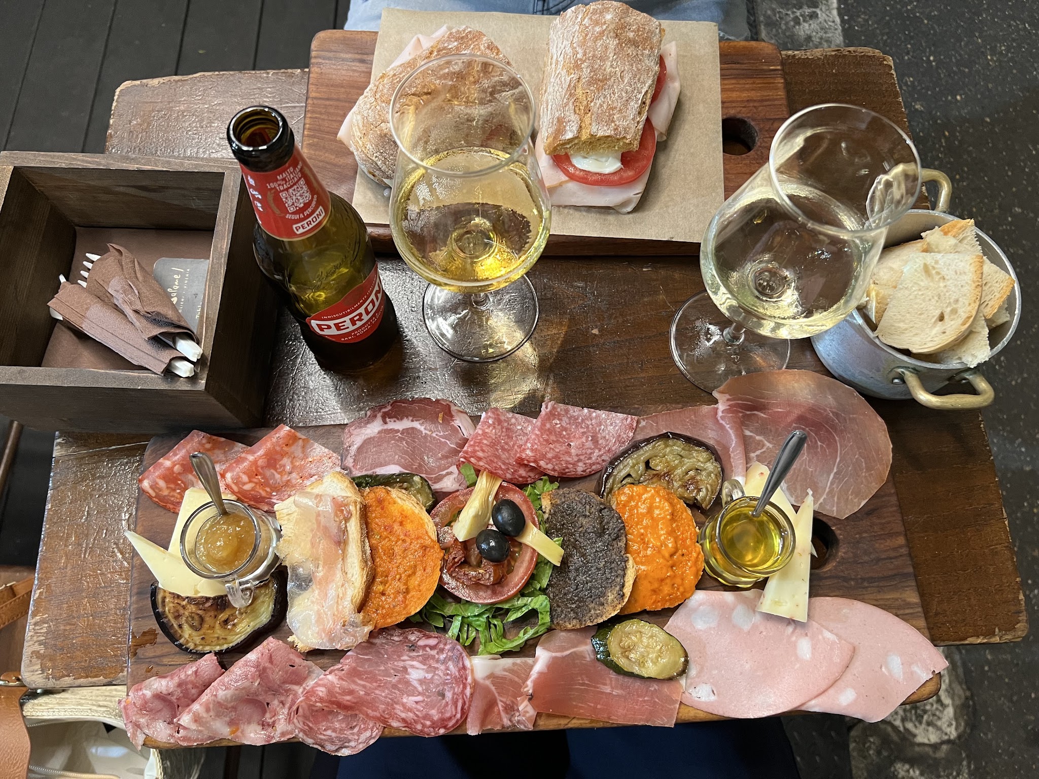 Tagliere di salumi, formaggi e verdure con vino