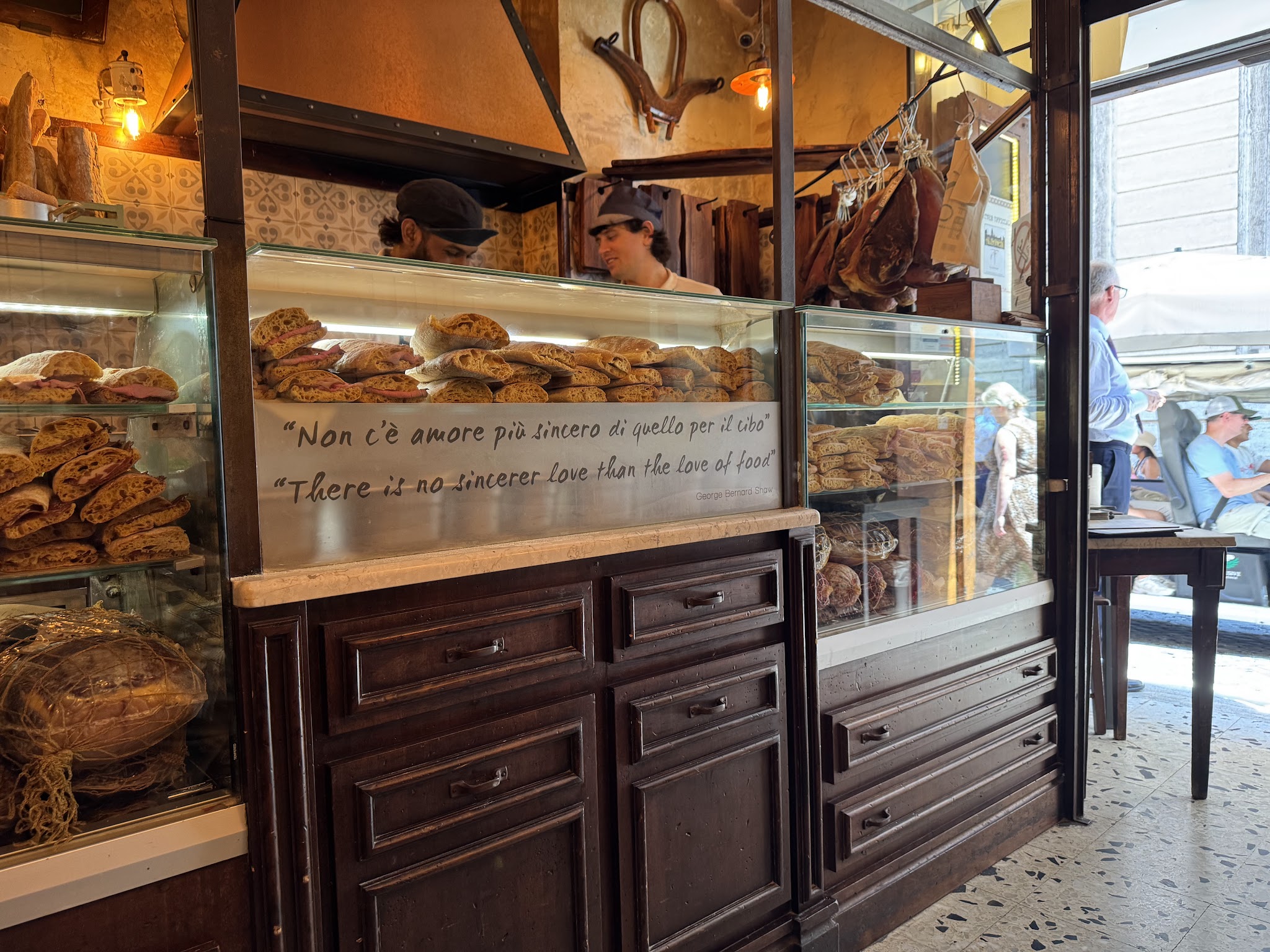 Banco di Pane e Salame con panini e staff