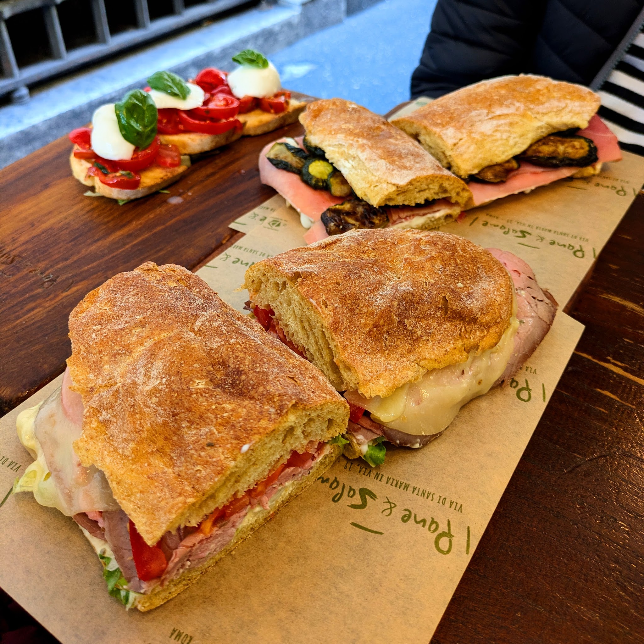 Panini e bruschette preparati da Pane e Salame