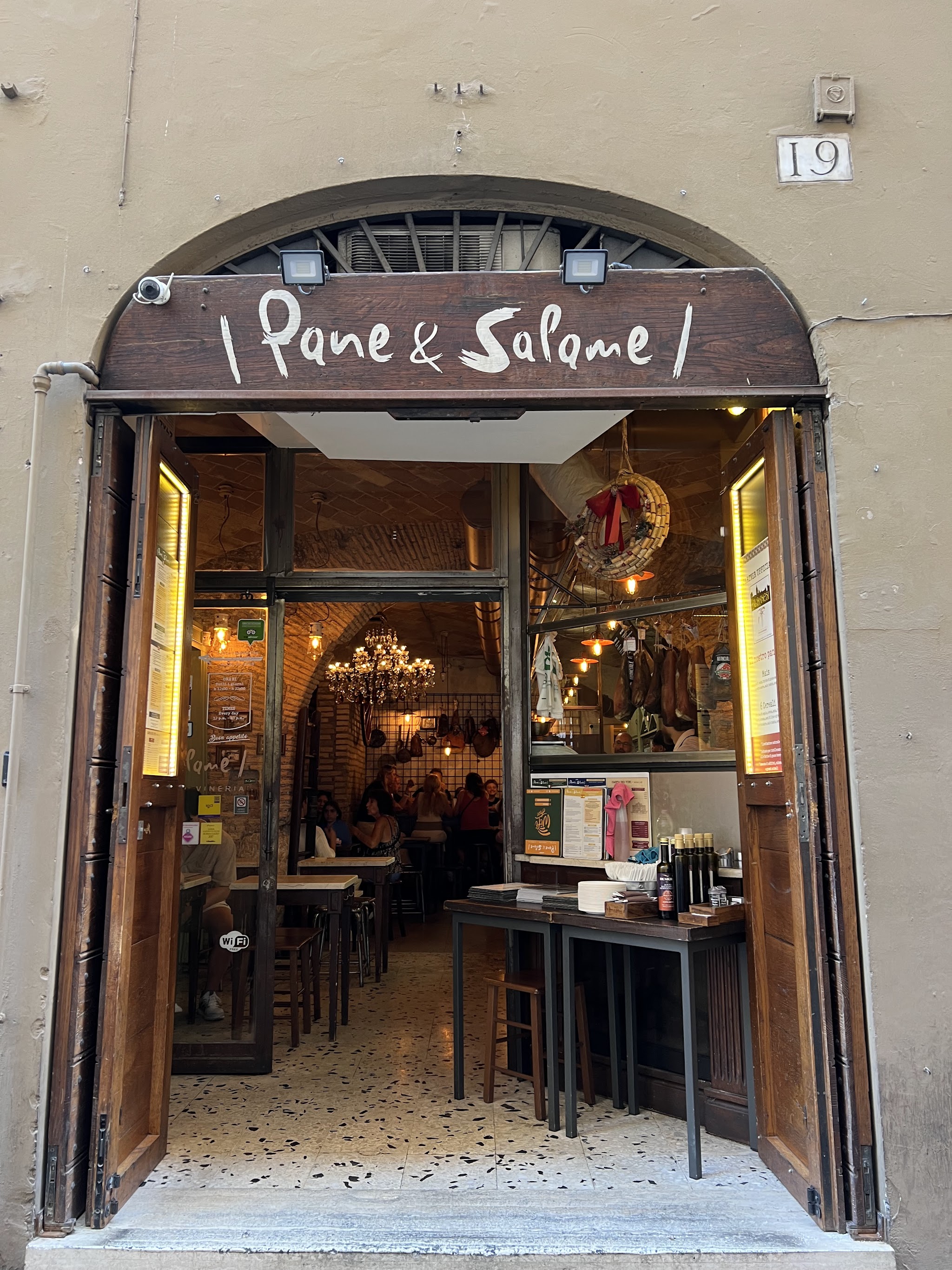 Ingresso di Pane e Salame al civico 19