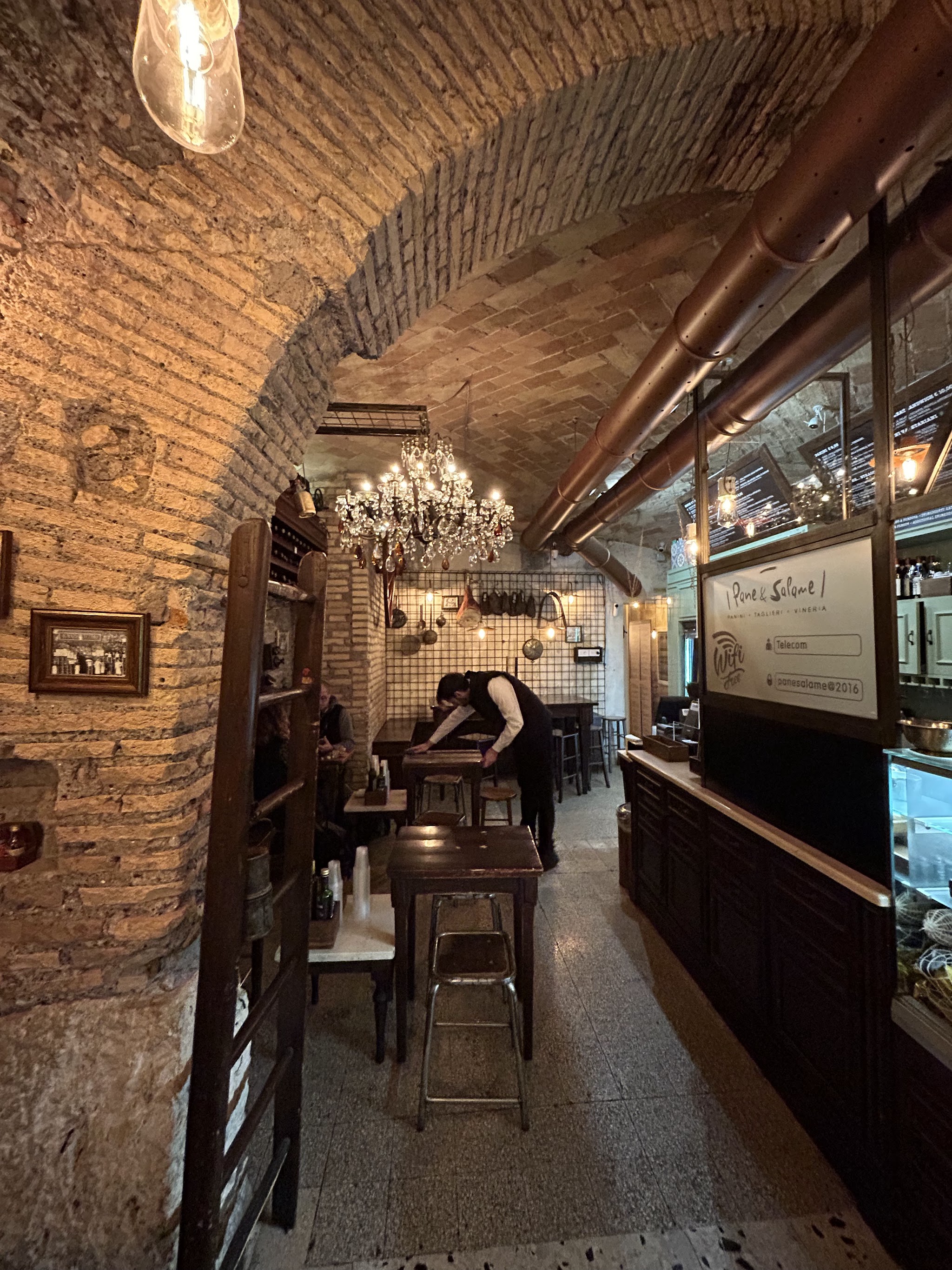 Sala interna di Pane e Salame con volte in mattoni